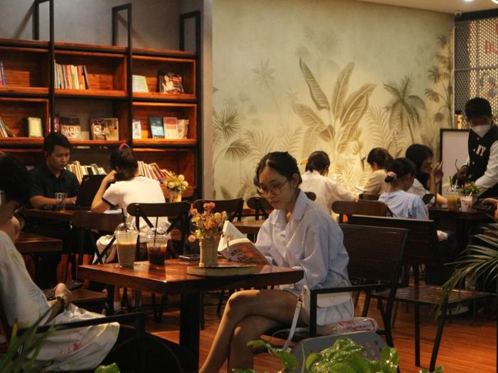 Đường sách Nguyễn Văn Bình ở trung tâm Sài Gòn vẫn tiếp tục gây ấn tượng mạnh mẽ với thú vị riêng của nó.