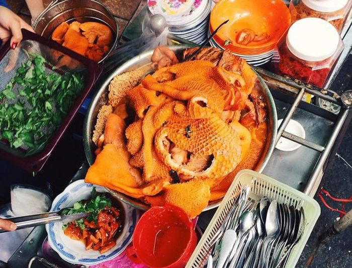 Khám phá ẩm thực đặc sắc tại chợ Xóm Chiếu quận 4 7