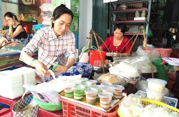 Thưởng thức hương vị đặc trưng của quán Bánh bèo chợ Hàng Bông 9