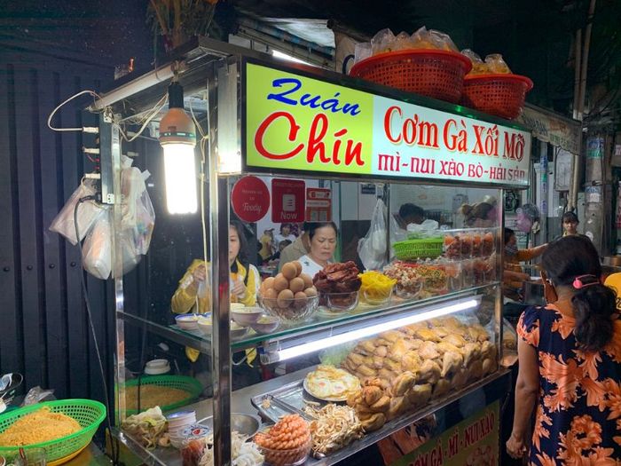 Chợ Xóm Chiếu quận 4 có những món ngon không thể bỏ qua.