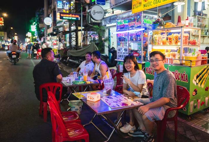 Khám phá ẩm thực đường phố Sài Gòn tại phố ẩm thực Nguyễn Thượng Hiền 3