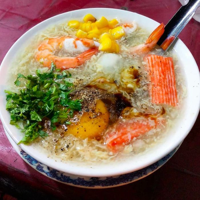 Khám phá ẩm thực tại chợ Xóm Chiếu quận 4