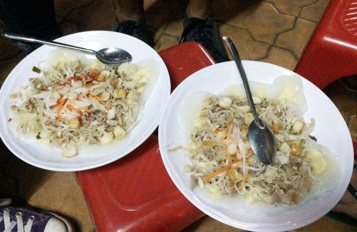 Thưởng thức hương vị đặc trưng của quán Bánh bèo chợ Hàng Bông