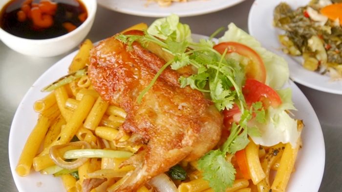 Chợ Xóm Chiếu quận 4 sở hữu nhiều món ngon đặc trưng không thể bỏ qua.