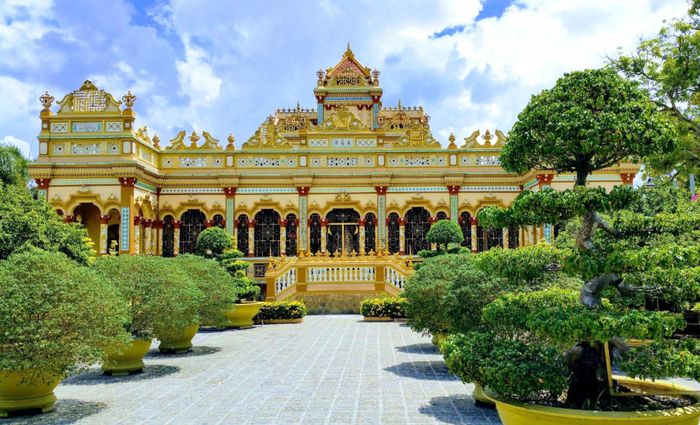 Vẻ đẹp kiến trúc Phật giáo của Chùa Vĩnh Tràng Tiền Giang tại Đông Nam Bộ vẫn rất đặc sắc
