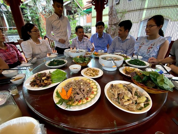 Thả mình vào không gian ẩm thực ấm áp, thoải mái tại Nhà hàng Tây Bắc 9