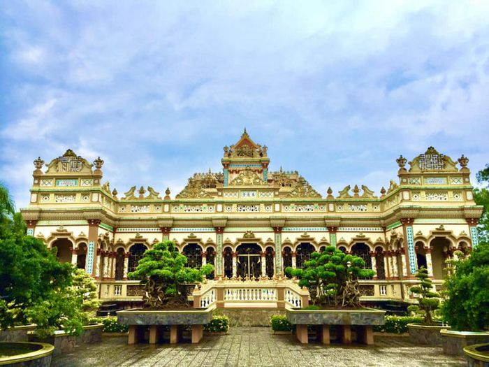 Vẻ đẹp kiến trúc Phật giáo của Chùa Vĩnh Tràng Tiền Giang tại Đông Nam Bộ không ngừng khiến người ta say đắm