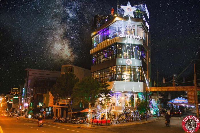 City View Cafe là điểm đến nhất định bạn phải ghé mỗi khi trở lại phố núi. Quán này nổi tiếng với không gian ấm cúng và hương vị cà phê đậm đà.