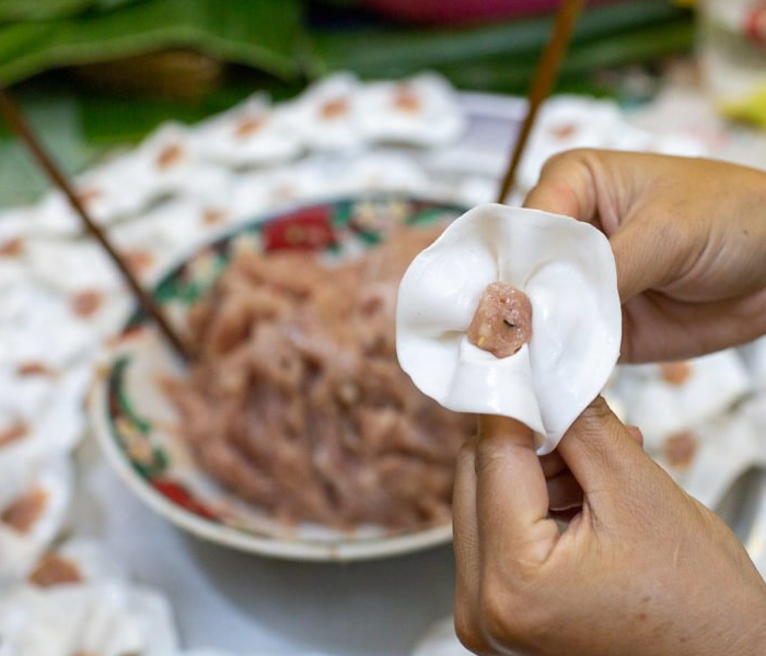 Bánh hoa hồng trắng Hội An