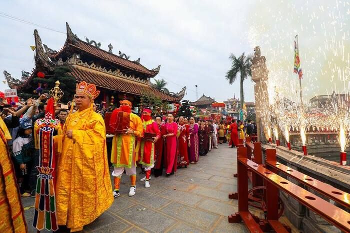 Tham gia lễ hội Thánh Mẫu Liễu Hạnh