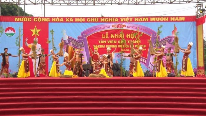 Mùa lễ hội Tản Viên Sơn Thánh tại vùng đất Ba Vì vẫn giữ được sự trang nghiêm và linh thiêng dù trời có mưa.
