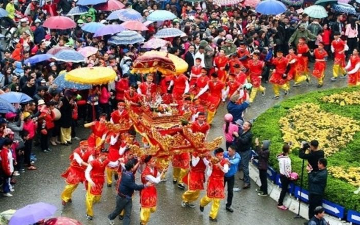 Mùa lễ hội Tản Viên Sơn Thánh tại vùng đất Ba Vì vẫn thu hút đông đảo người tham dự dù trời mưa lớn.