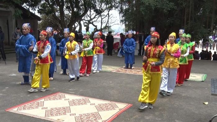 Lễ hội Tản Viên Sơn Thánh có nhiều tiết mục ca múa đặc sắc để du khách thưởng thức, với trang phục rực rỡ và đa dạng.