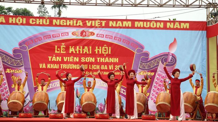Mùa lễ hội Tản Viên Sơn Thánh ở vùng đất Ba Vì sẽ mang đến cho bạn những trải nghiệm đầy ý nghĩa và linh thiêng.