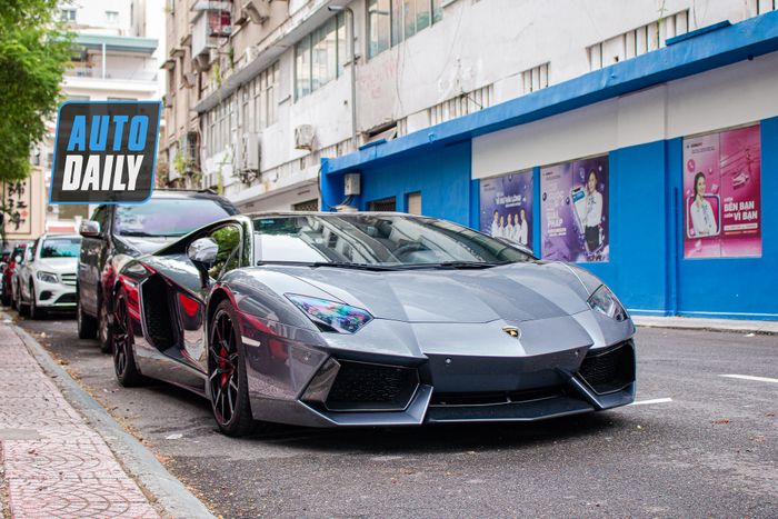 Sau khi mới mua chiếc Lamborghini Aventador, chủ nhân Amanda Runway đã tụ họp cùng một dàn siêu xe triệu đô
