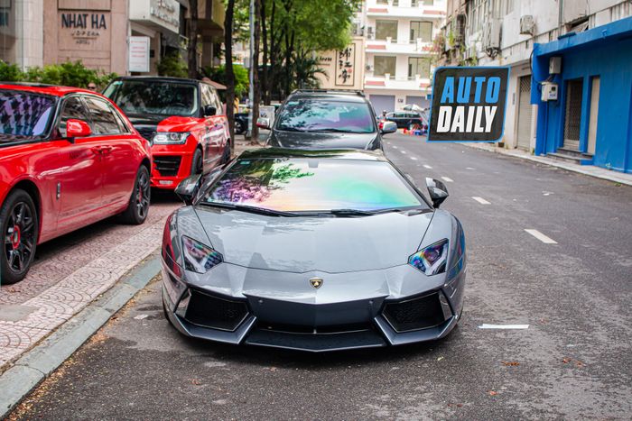 Sau khi mới mua chiếc Lamborghini Aventador, chủ nhân Amanda Runway đã tụ họp cùng một dàn siêu xe triệu đô