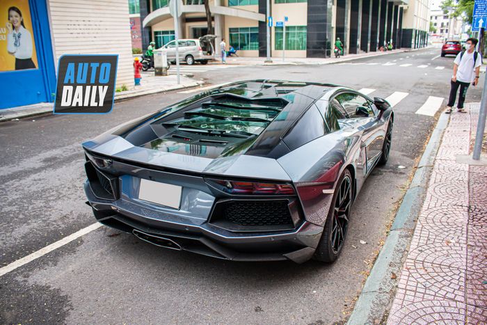 Sau khi mới mua chiếc Lamborghini Aventador, chủ nhân Amanda Runway đã tụ họp cùng một dàn siêu xe triệu đô