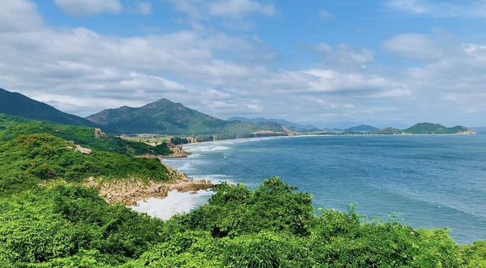 Khám phá Bãi Nước Ngọt và thưởng ngoạn vẻ đẹp của biển cả mê hoặc