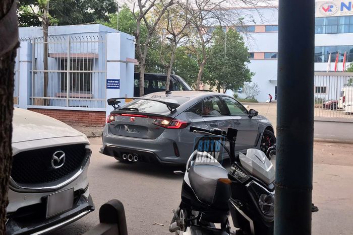 Honda Civic Type R 2023 đã có mặt tại Hà Nội, đang chờ để giao cho khách hàng với hình ảnh của nó trong tấm hình honda-civic-type-r-2023-Mytour-4.jpg