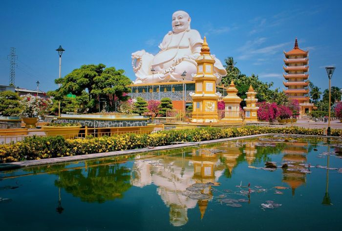 Đối với việc đi lại trong thành phố Tiền Giang, bạn có thể sử dụng xe máy để tự do khám phá các điểm tham quan. Hoặc nếu bạn đi cùng đám đông, thuê xe taxi sẽ là lựa chọn thuận tiện để di chuyển và ăn uống.