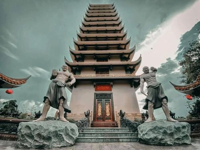 Top 18 điểm du lịch nổi tiếng ở Quy Nhơn và những kinh nghiệm để có chuyến đi đáng nhớ.