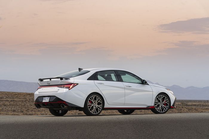 Cận cảnh Hyundai Elantra N 2022 - Đối thủ của Civic Type R 2022-hyundai-elantra-n-10.jpeg