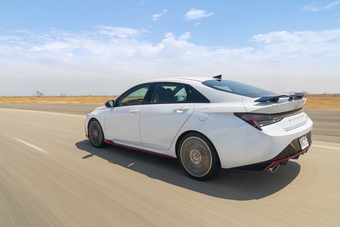 Cận cảnh Hyundai Elantra N 2022 - Đối thủ của Civic Type R 2022-hyundai-elantra-n-18.jpeg