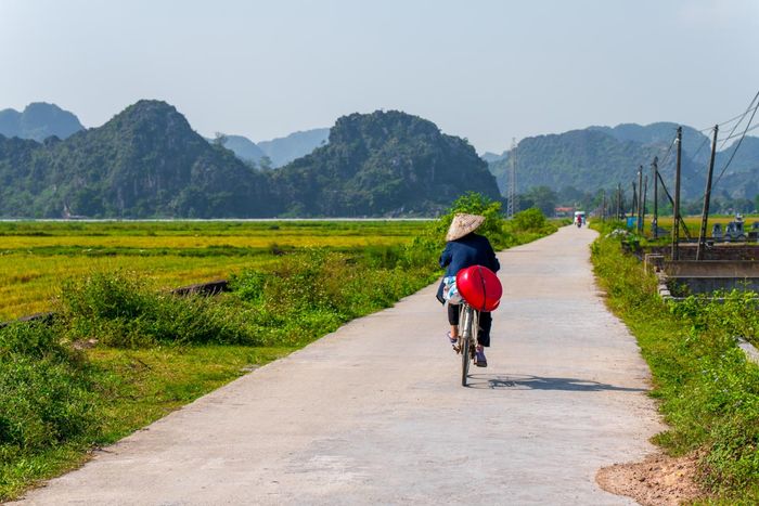Trong lòng mây và núi, Hang Múa tựa như một bức tranh đẹp đến nao lòng, thu hút lòng người với vẻ đẹp dịu dàng của Ninh Bình 3