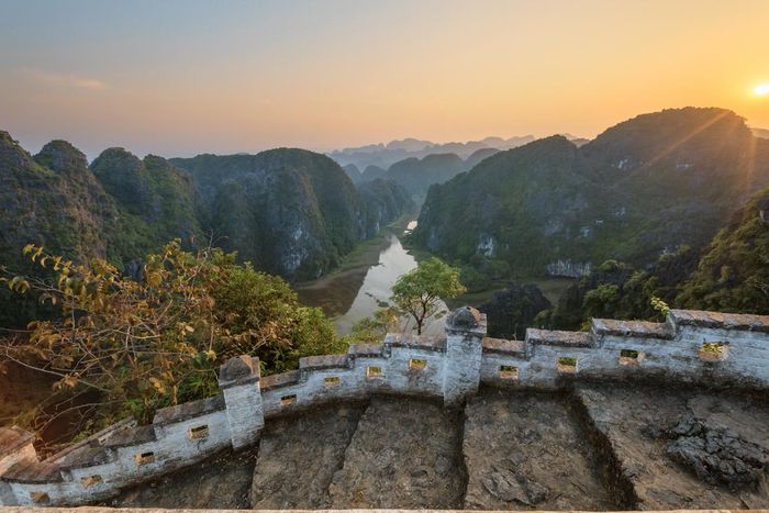 Trong lòng mây và núi, Hang Múa tựa như một bức tranh đẹp đến nao lòng, thu hút lòng người với vẻ đẹp dịu dàng của Ninh Bình 6