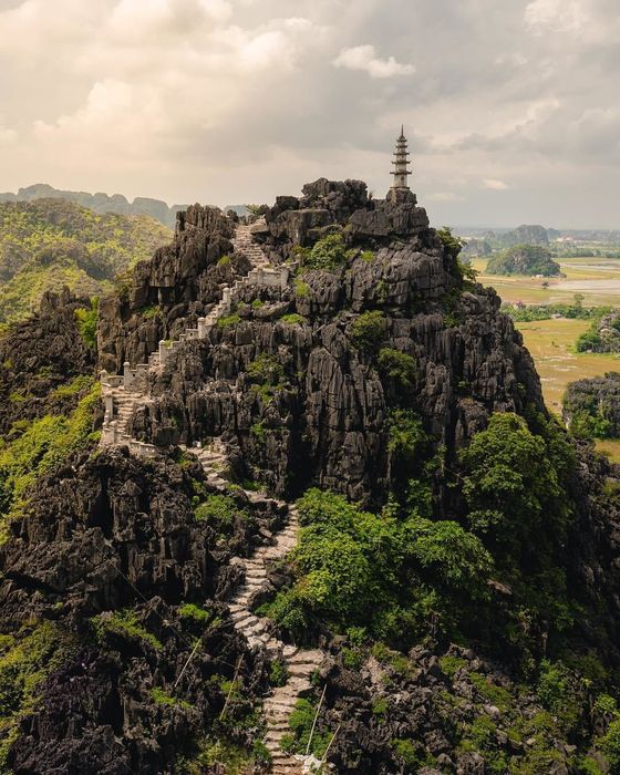 Trong lòng mây và núi, Hang Múa tựa như một bức tranh đẹp đến nao lòng, thu hút lòng người với vẻ đẹp dịu dàng của Ninh Bình 2