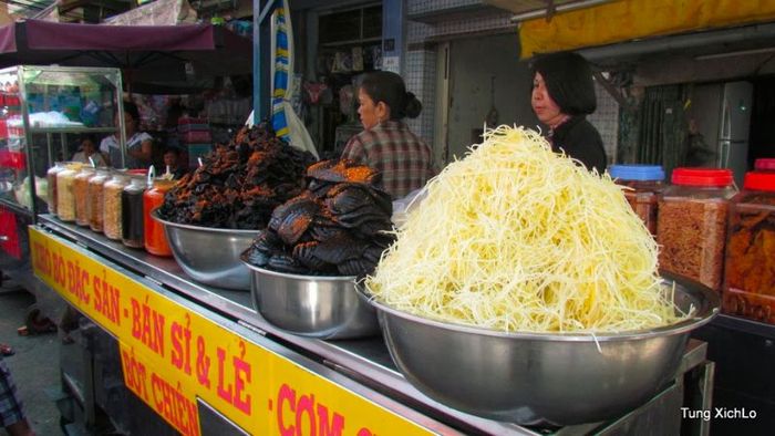 Chợ Xóm Chiếu quận 4 - nơi khiến lòng người ẩm thực Sài Gòn chảy máu