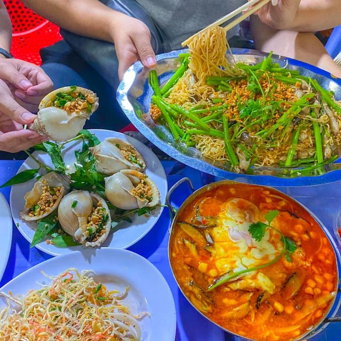 Chợ Xóm Chiếu quận 4 - nơi khiến lòng người ẩm thực Sài Gòn không thể cưỡng lại