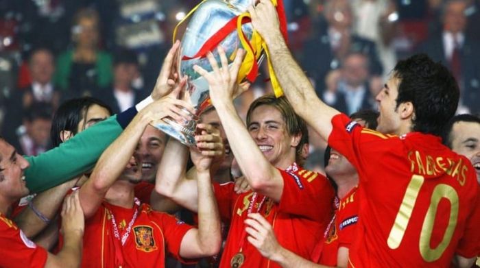 Thậm chí đội tuyển Tây Ban Nha đã vô địch Euro và World Cup nhờ lối chơi này