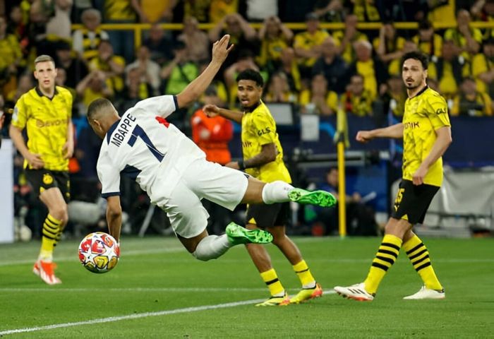 Sau khi thất bại ở Cúp C1, Kylian Mbappe bị xe buýt của PSG bỏ lại.