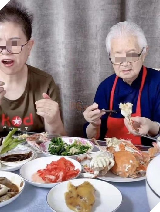 Thương cảm cho bà cụ 94 tuổi bị ép làm công cụ kiếm tiền vì nổi tiếng quá lớn