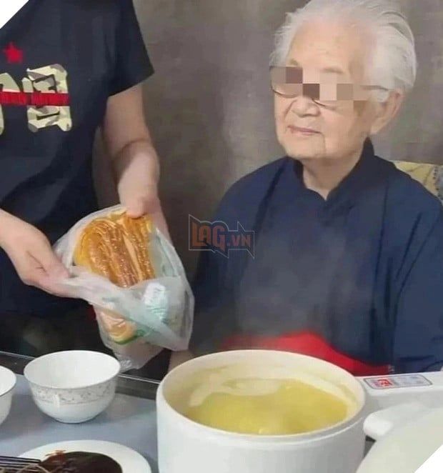 Đau lòng bà cụ 94 tuổi bị ép làm công cụ kiếm tiền vì quá nổi tiếng 4