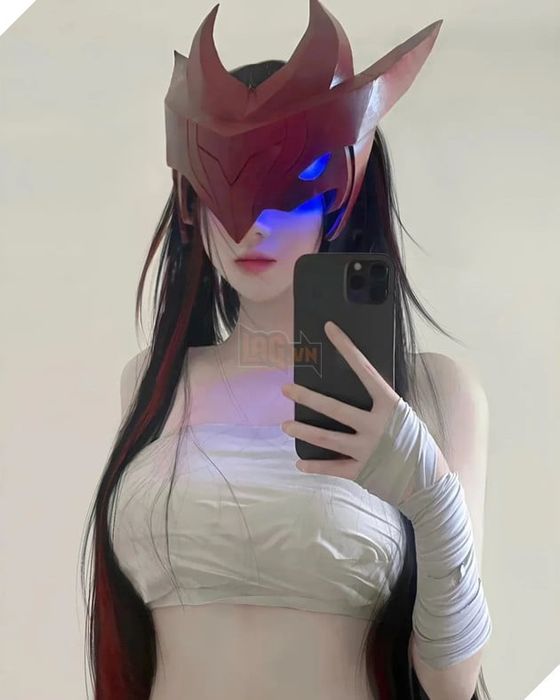 Một cô gái nổi tiếng đã đăng ảnh cosplay Yone, làm cho cộng đồng phấn khích.