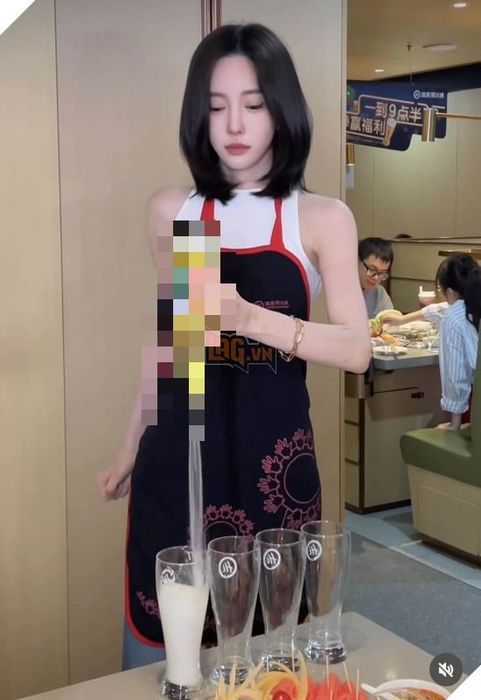 Bị hiểu lầm là nhân viên bán bia, cô nàng streamer đã được cộng đồng phát hiện.