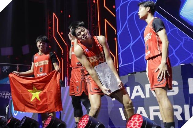 Thái Hưng, đội trưởng của Thang Long Warriors, chia sẻ niềm vui sau khi giành chức vô địch Phygital Basketball tại Games of Future 2024