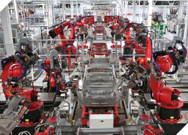 Robot của Tesla tấn công kỹ sư, nhấn mạnh vấn đề an toàn khi công nhân làm việc cùng robot