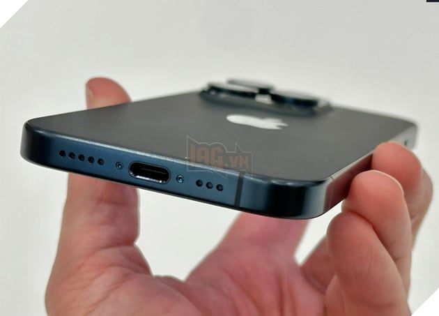 USB-C trên iPhone 15 Pro cho phép sạc ngược... cho sạc dự phòng