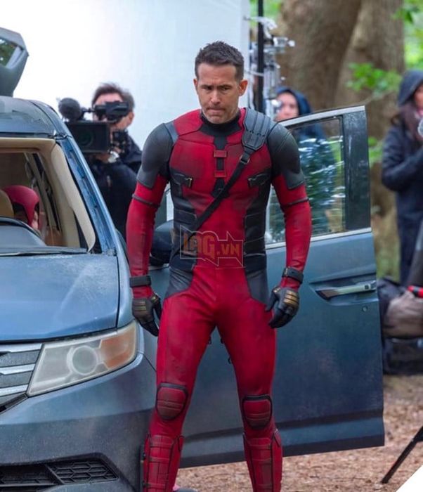 Deadpool 3: Bức ảnh từ phim trường tiết lộ trang phục mới của Ryan Reynolds 2