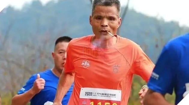 Vận động viên marathon bị treo giấy phép thi đấu 2 năm vì thói quen hút thuốc khi đang chạy