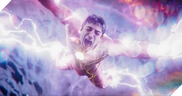 Supergirl, hai Flash và hai Batman nổ tung trong trailer mới của The Flash tại CinemaCon 2023.