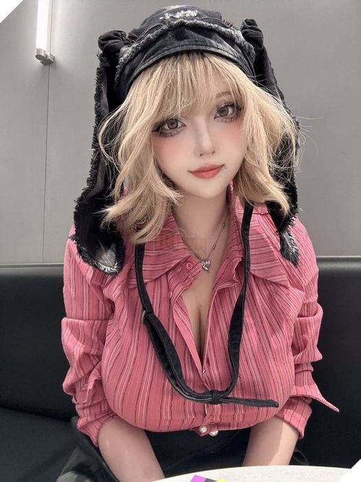 Cộng đồng mạng bất ngờ trước loạt ảnh cosplay 'đỉnh' của cosplayer sinh năm 2001!