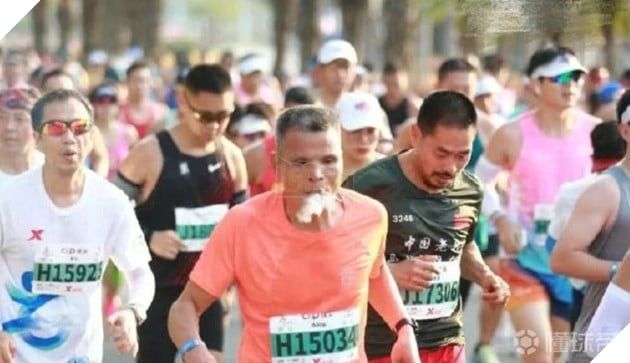 Vận động viên marathon bị treo giấy phép thi đấu 2 năm vì thói quen hút thuốc khi đang chạy