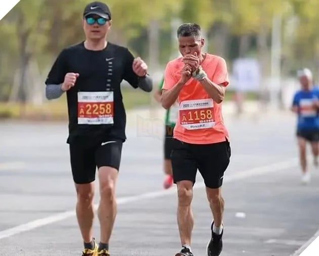 Vận động viên marathon bị treo giấy phép thi đấu 2 năm vì thói quen hút thuốc khi đang chạy