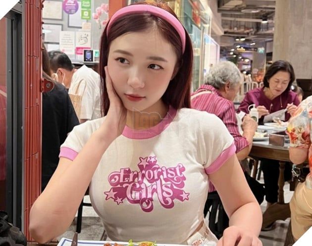 BLV Namsensei cũng không kém phần hào hứng, dù có thể chỉ được xem Lisa qua màn hình LED.