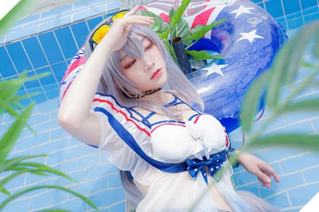 Đắm chìm vào bộ ảnh cosplay của Skadi trong trang phục Coral Coast trong Arknights mà không cần chỉnh sửa.