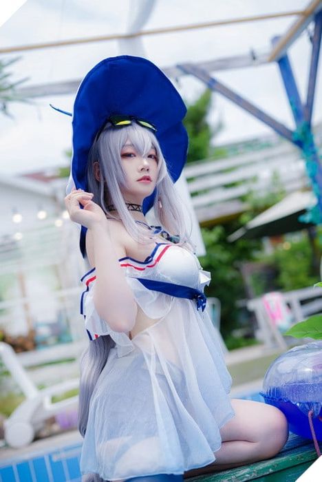 Thưởng thức bộ ảnh cosplay của Skadi trong trang phục Coral Coast trong Arknights mà không cần chỉnh sửa.